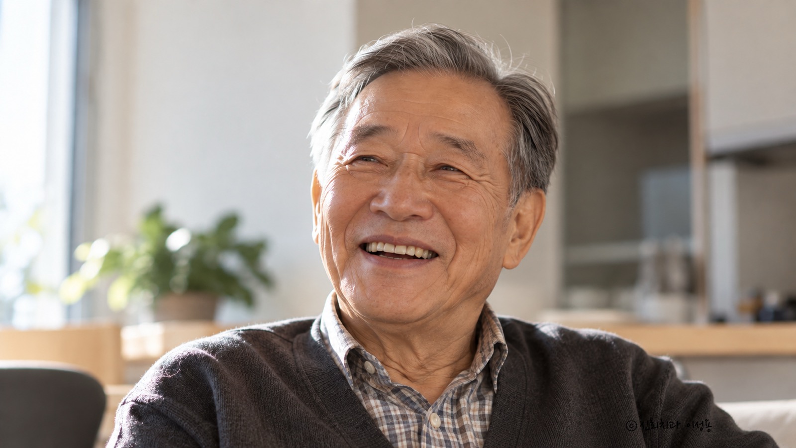 임플란트 건강보험 대상인 만 65세 이상 연령대로 보이는 노년 남성이 거실에서 환하게 웃는 모습